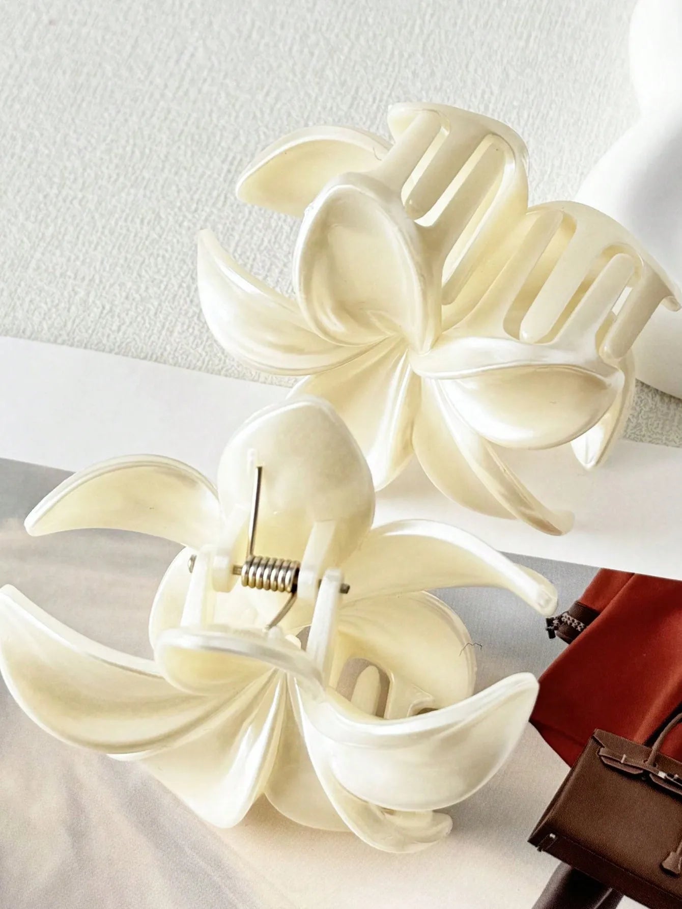 Fashion Simple Shiny Egg Flower Hair Claws